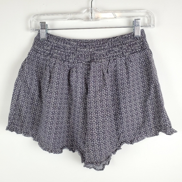 AMERICAN Eagle XS Pull on Shorts Black & white print‎ Ruffled trim - Picture 2 of 9